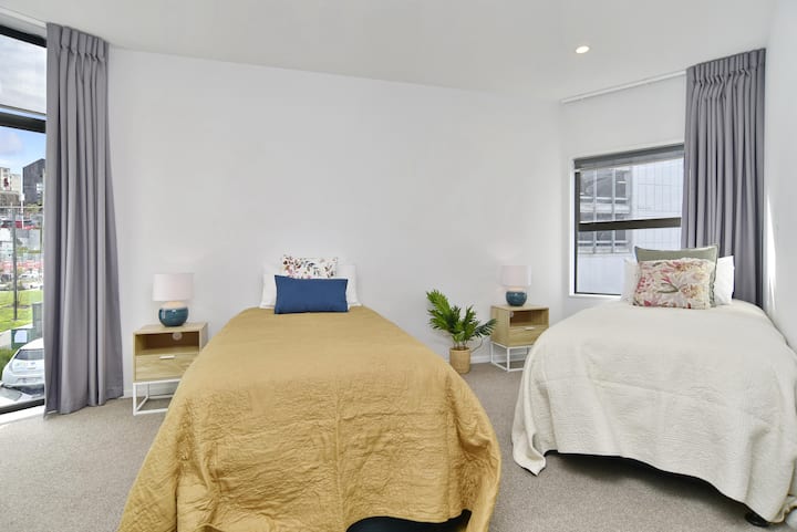 Flexibles Schlafen: 2 Einzelbetten oder 1 Super-Kingsize-Bett in diesem Schlafzimmer im Obergeschoss – ideal für Familien oder Freunde