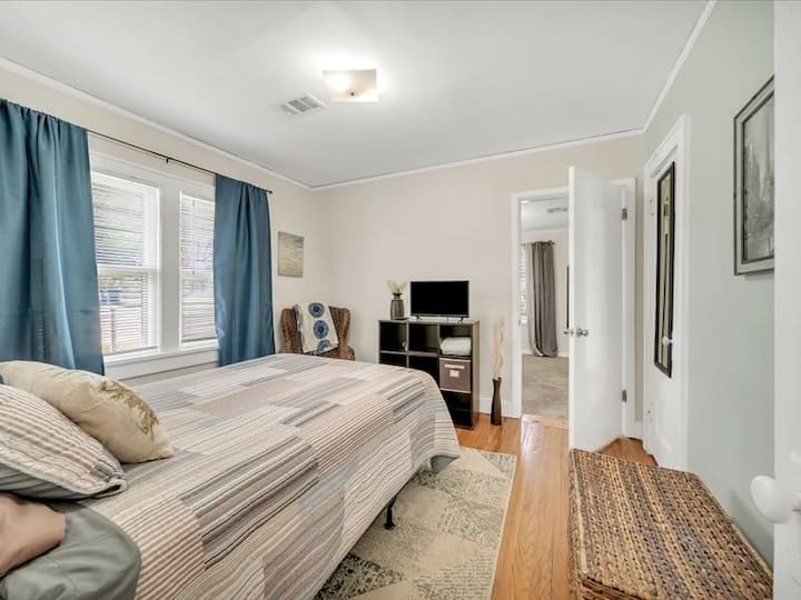 Un hermoso dormitorio con vistas a la galería es un sueño para muchas personas que aman el arte y la naturaleza. Una vista de la galería es un tipo de ventana que se extiende por toda la pared o el techo de una habitación, creando una vista panorámica del paisaje exterior. Una vista de la galería también puede