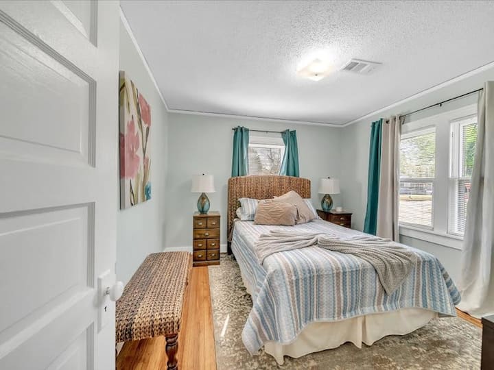 Retírate a nuestro hermoso dormitorio, un refugio tranquilo para descansar y relajarse.