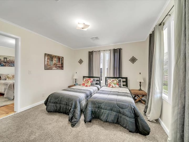Un hermoso dormitorio con vistas a la galería es un sueño para muchas personas que aman el arte y la naturaleza. Una vista de la galería es un tipo de ventana que se extiende por toda la pared o el techo de una habitación, creando una vista panorámica del paisaje exterior. Una vista de la galería también puede