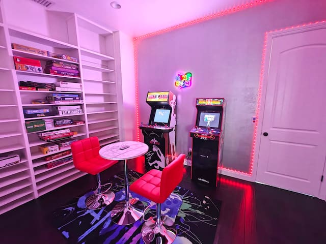 *Private Water Park* Hidden Cave! Outdoor Ktchn! gallery image 4