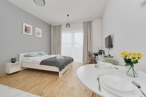 Top performing Airbnb: Slonimskiego 2 | Functional Studio | Balcony in Kleczków