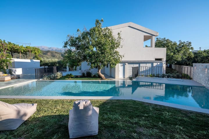 Alyona Villas – Villa Lona