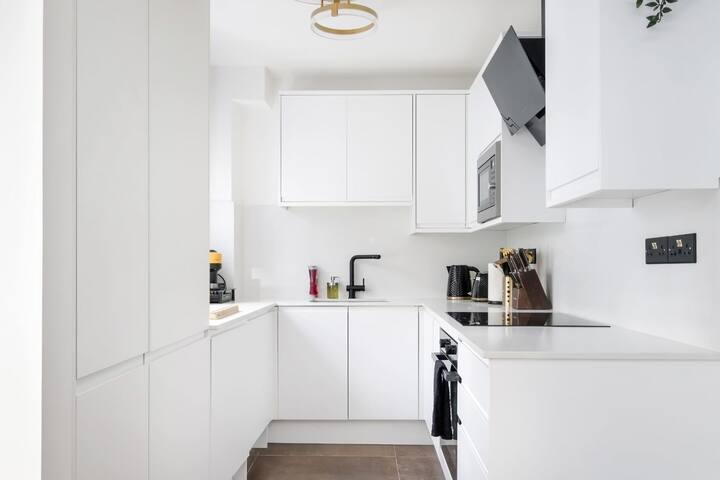 Prime Location | Designer 2BR by Park gallery image 5