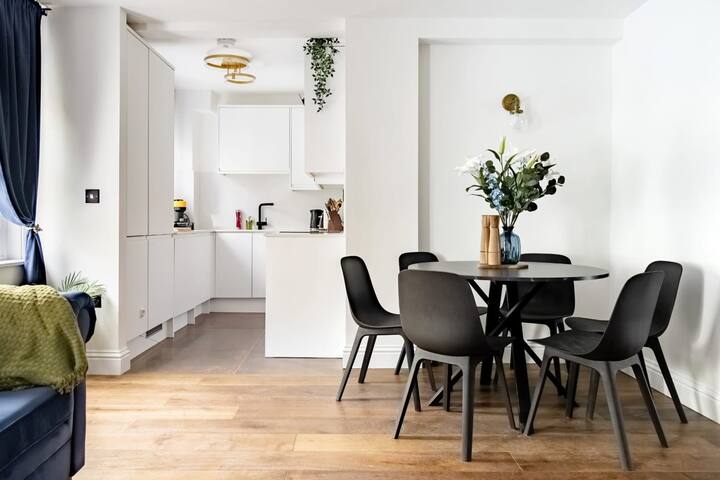 Prime Location | Designer 2BR by Park gallery image 3