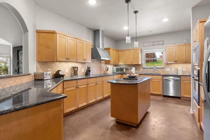 Stunning Lake Travis Estate w/ Spectacular Pool gallery image 4