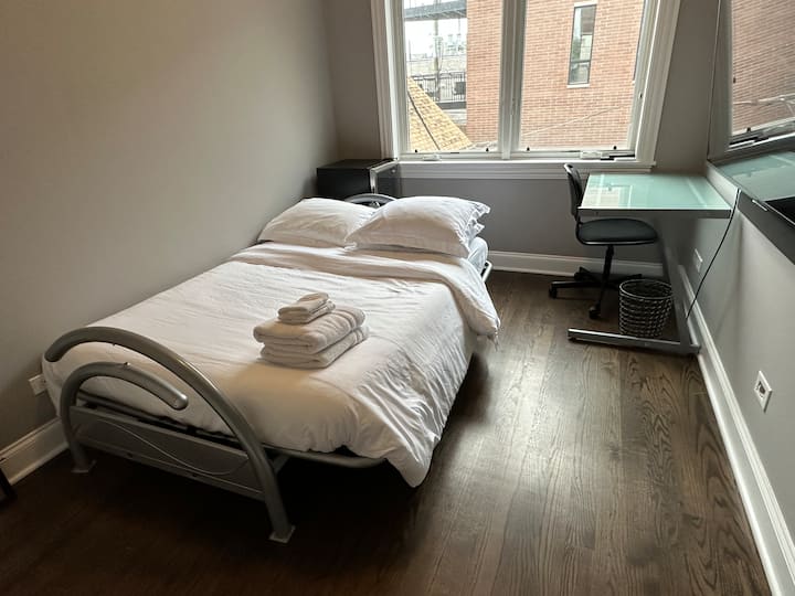 第二间卧室配有全尺寸日式床垫，配有75英寸超高清智能电视，带音箱