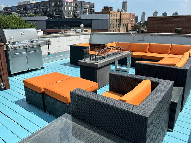 Wrigley Penthouse w/Private Roof Deck and Parking gallery image 2