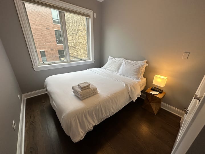 第三间卧室配备标准双人床和智能电视