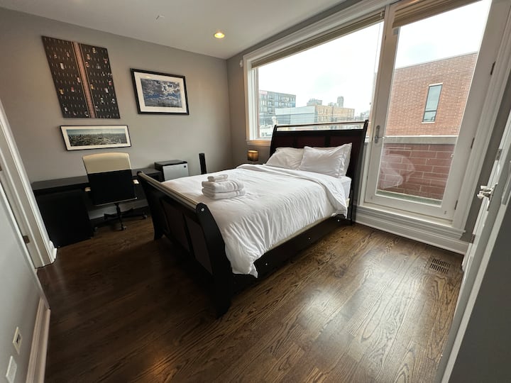 主卧配备双人床、带Fubo的65英寸OLED智能电视和带蒸汽淋浴和按摩浴缸的套房浴室。