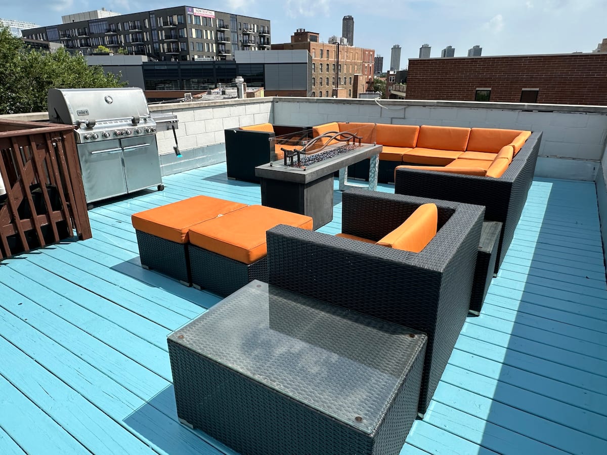 Wrigley Penthouse w/Private Roof Deck and Parking