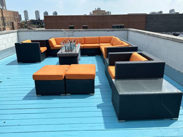 Wrigley Penthouse w/Private Roof Deck and Parking gallery image 4