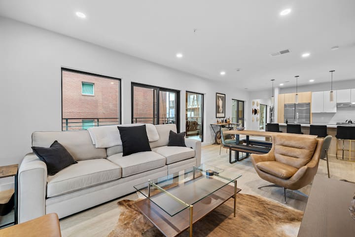 Skyline Glory – Pool|Walk to Broadway|Preds Perks