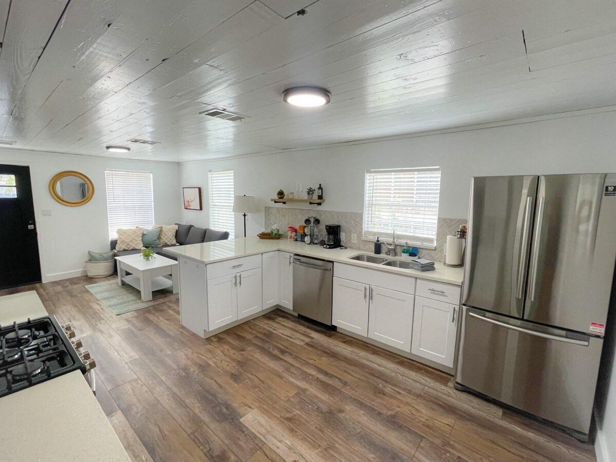 Backyard Oasis w/Pool, walkable, 5 min to dtwn