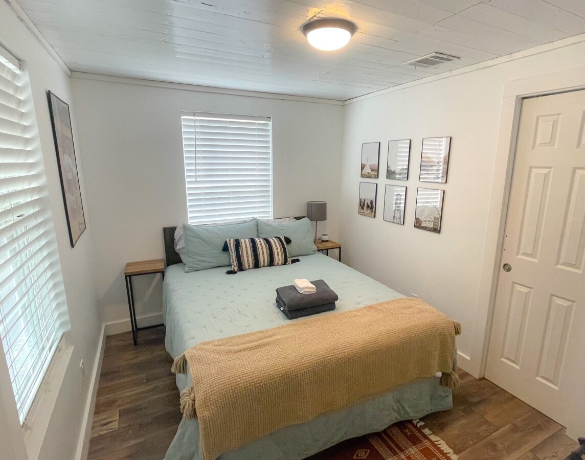 Backyard Oasis w/Pool, walkable, 5 min to dtwn