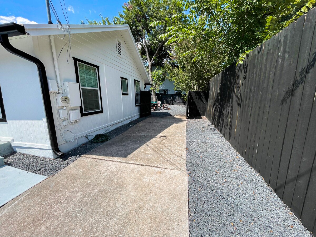 Backyard Oasis w/Pool, walkable, 5 min to dtwn