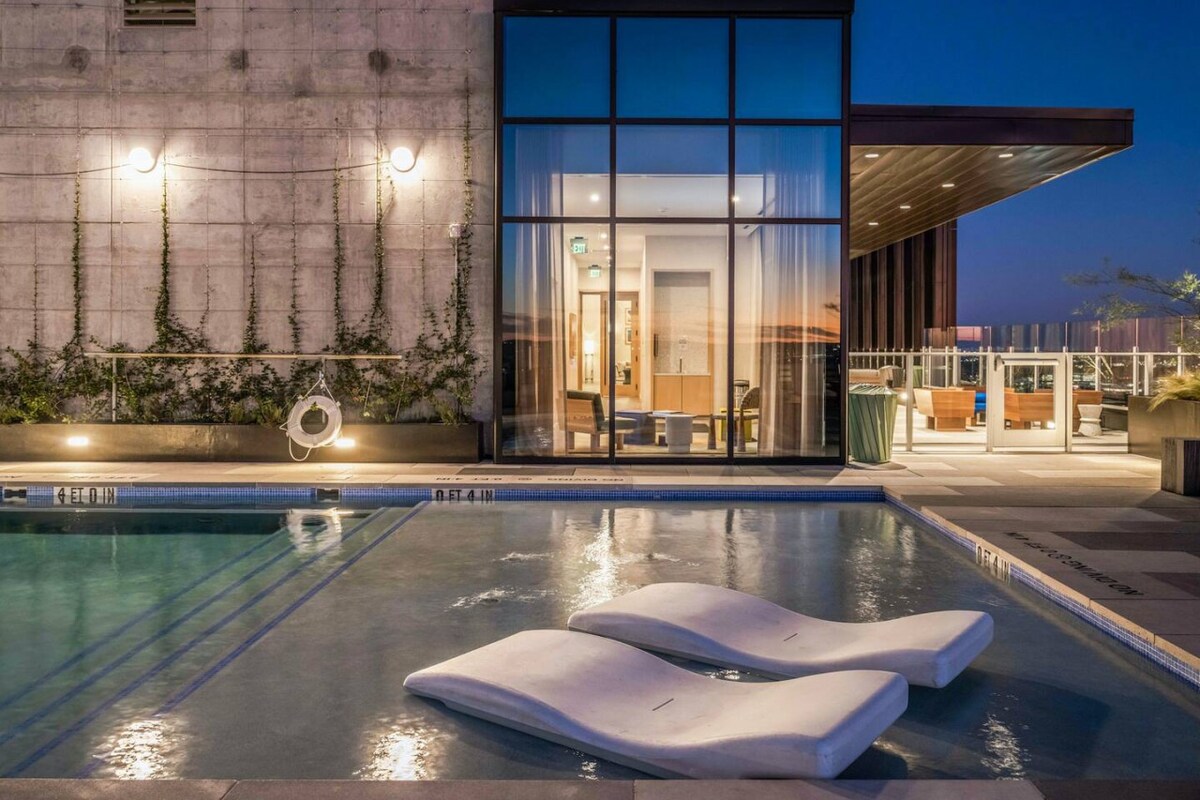 Highrise 1BR Luxe Suite near DT|Vibrant Rainey St