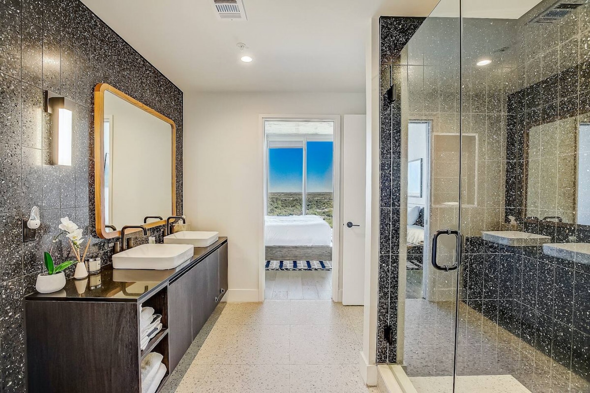 Highrise 1BR Luxe Suite near DT|Vibrant Rainey St