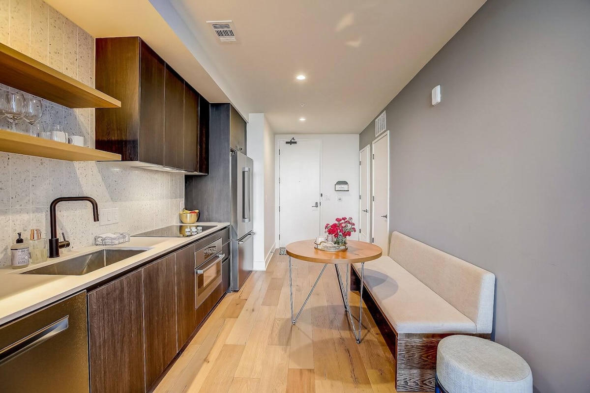 Highrise 1BR Luxe Suite near DT|Vibrant Rainey St