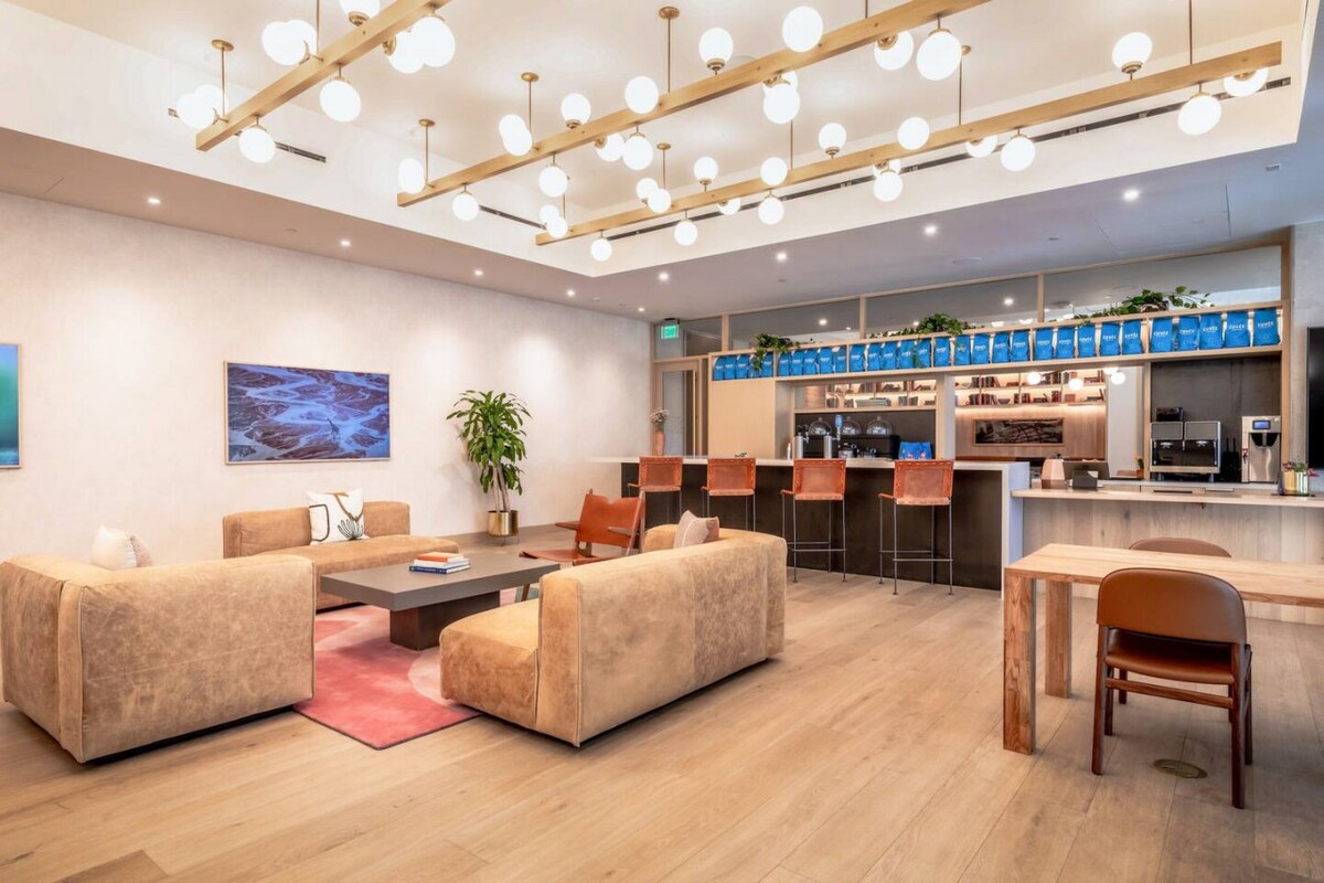 Highrise 1BR Luxe Suite near DT|Vibrant Rainey St