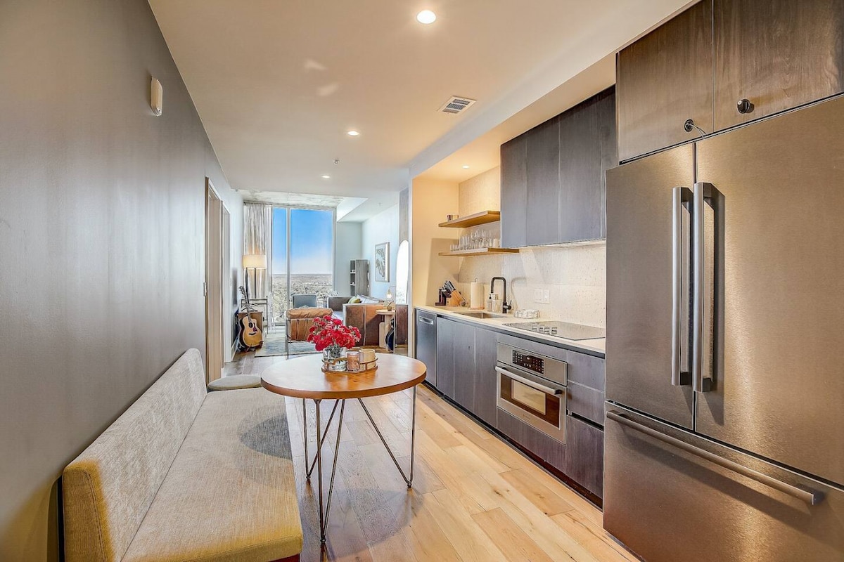 Highrise 1BR Luxe Suite near DT|Vibrant Rainey St