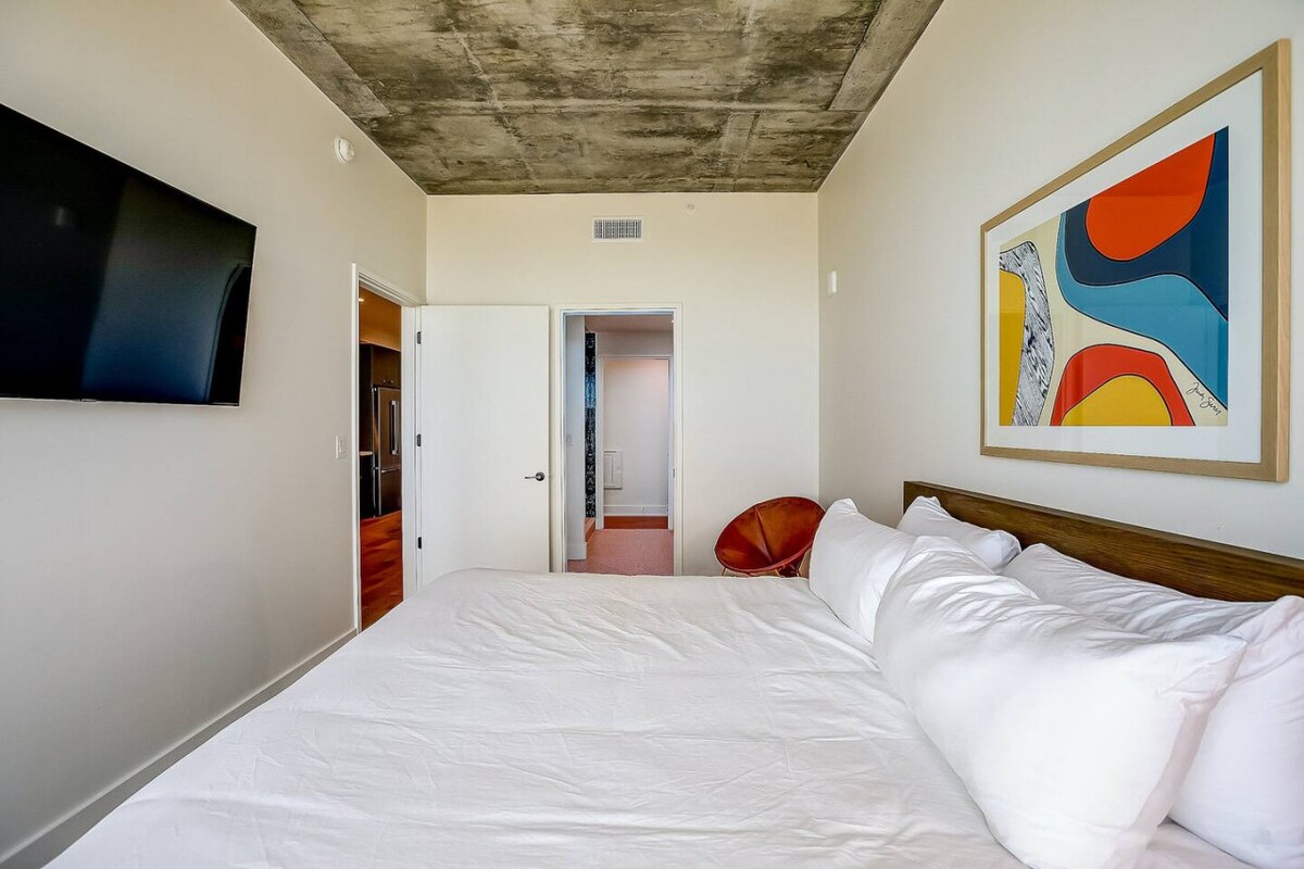 Highrise 1BR Luxe Suite near DT|Vibrant Rainey St