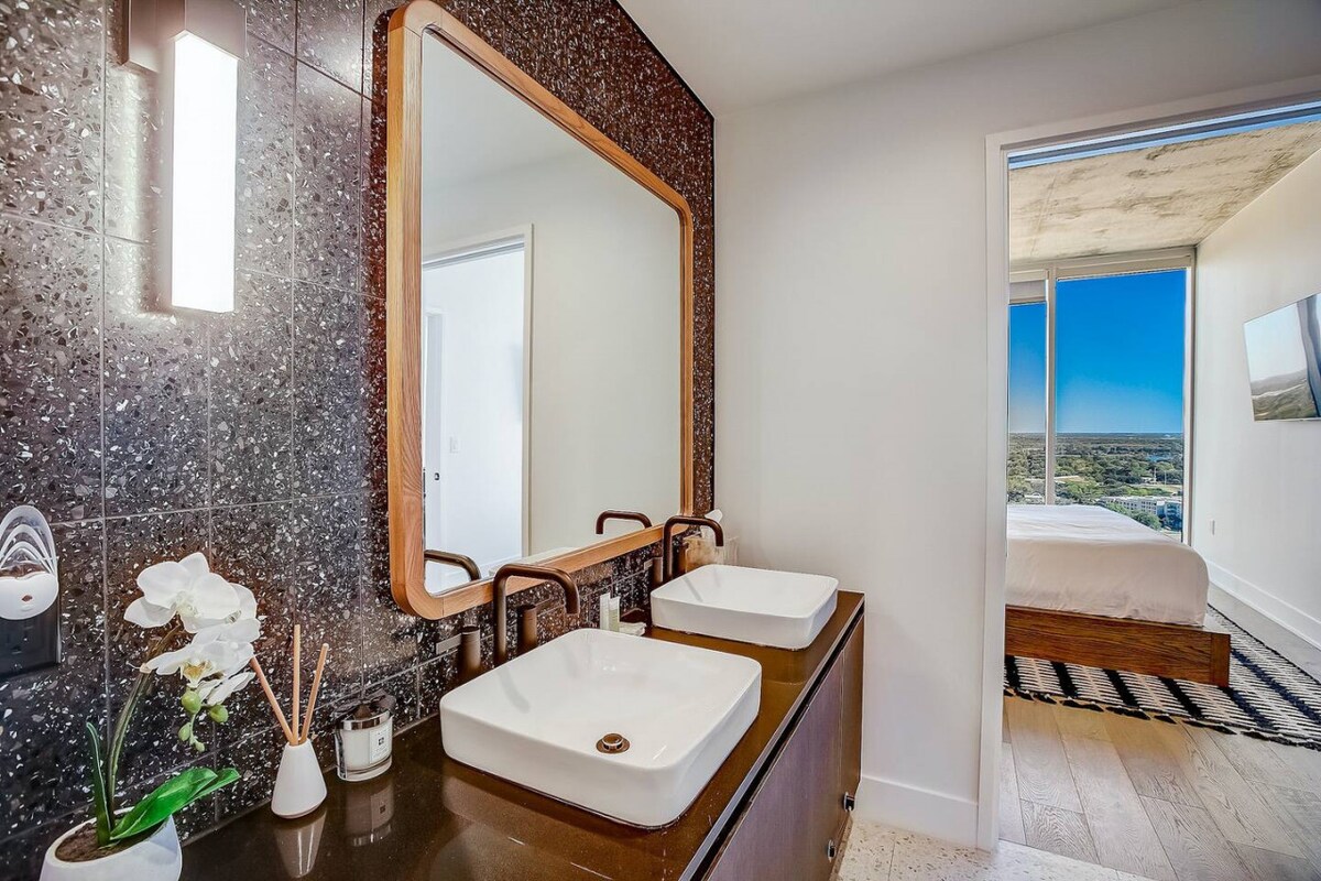 Highrise 1BR Luxe Suite near DT|Vibrant Rainey St