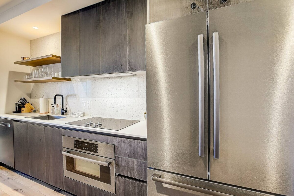 Highrise 1BR Luxe Suite near DT|Vibrant Rainey St