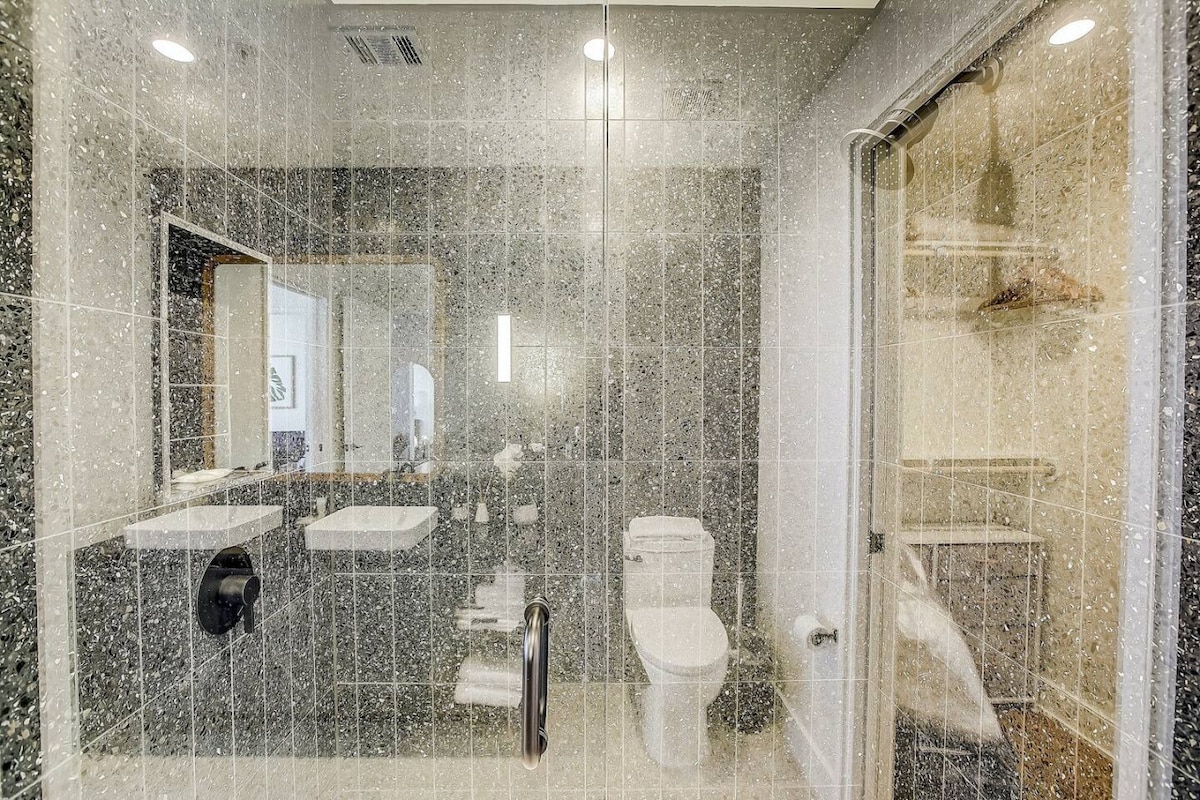 Highrise 1BR Luxe Suite near DT|Vibrant Rainey St