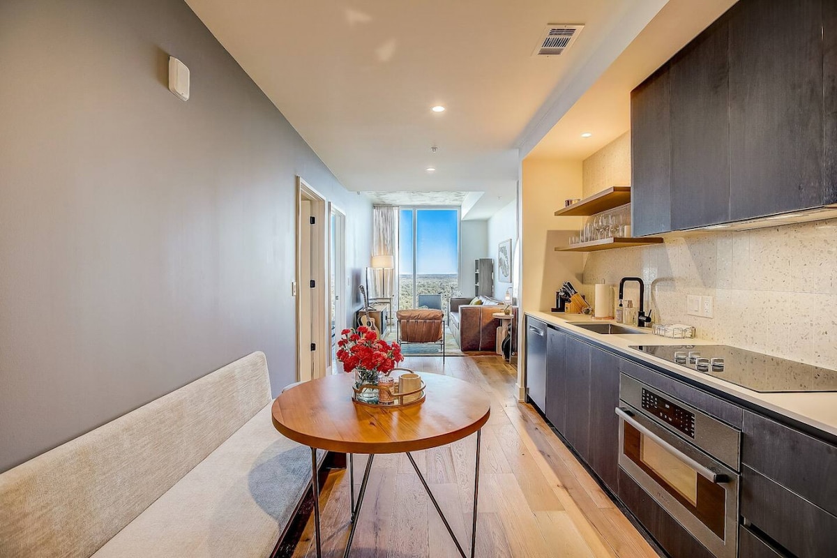 Highrise 1BR Luxe Suite near DT|Vibrant Rainey St