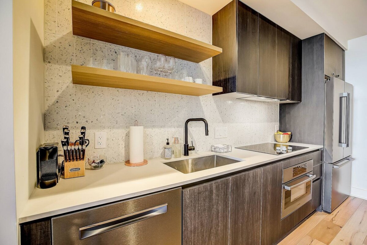 Highrise 1BR Luxe Suite near DT|Vibrant Rainey St