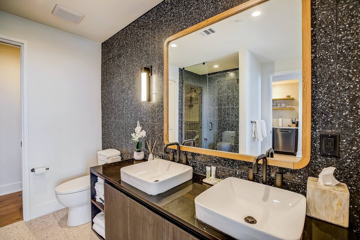 Highrise 1BR Luxe Suite near DT|Vibrant Rainey St