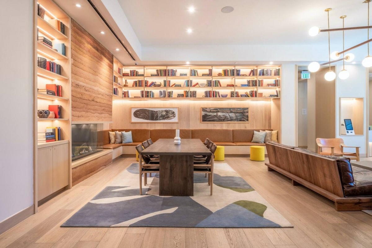 Highrise 1BR Luxe Suite near DT|Vibrant Rainey St