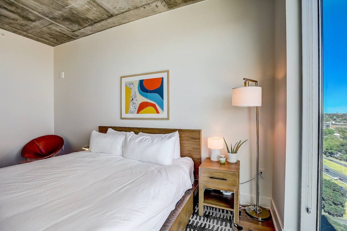 Highrise 1BR Luxe Suite near DT|Vibrant Rainey St