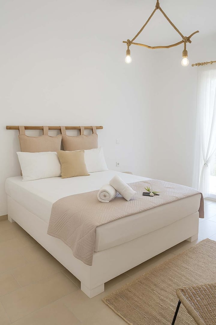 ห้องน้ำดีไซน์ทันสมัยพร้อมกระจกกลมและอุปกรณ์ติดตั้งร่วมสมัย