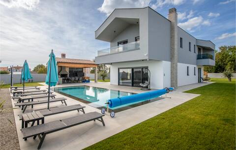Cozy home in Rebici with outdoor swimming pool