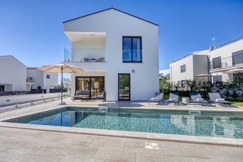Top Airbnb: Villa Ivana with Private Pool in Mihatovići
