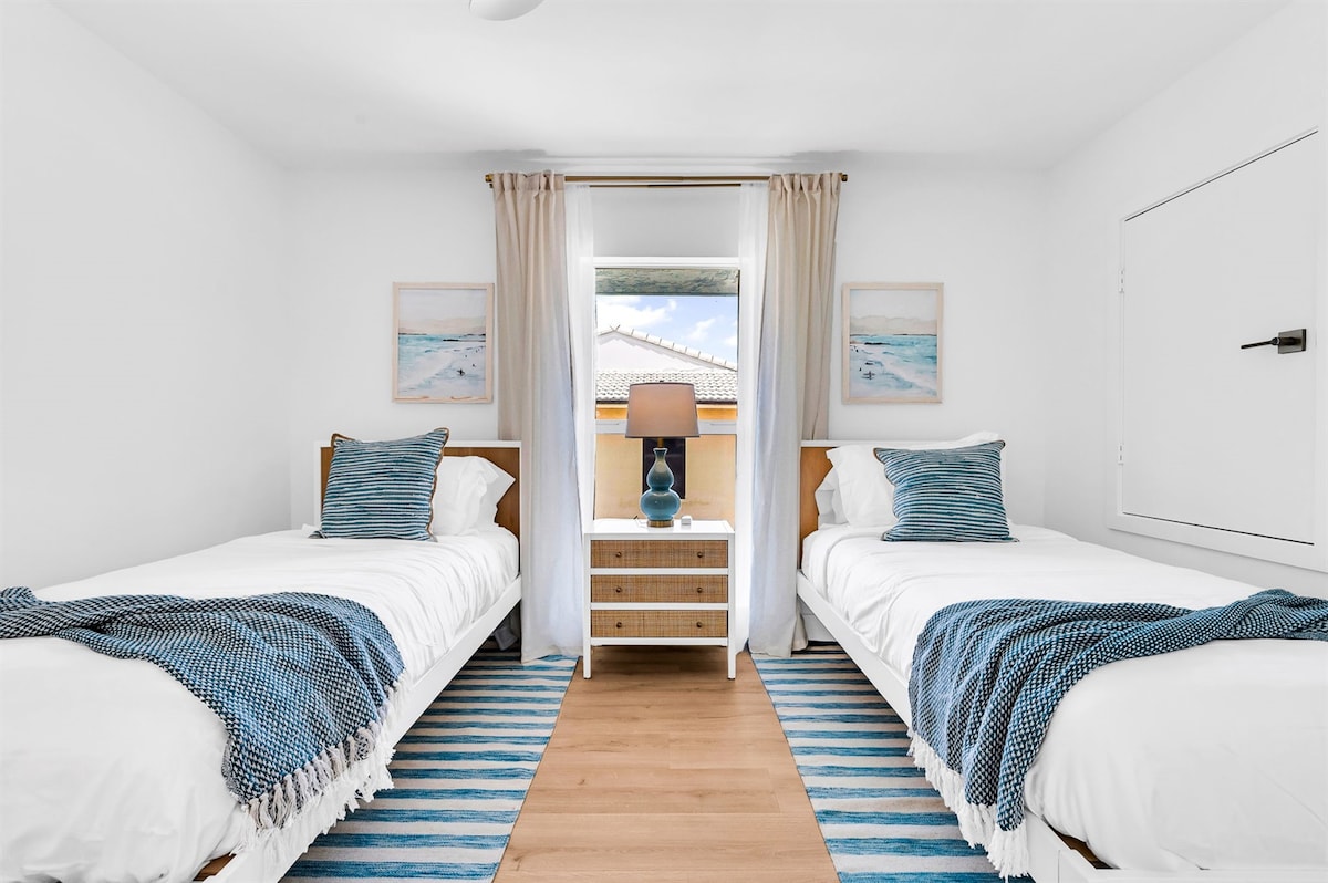 تعتبر غرفة النوم هذه ذات طابع ركوب الأمواج مساحة رائعة للأطفال/ أو المراهقين. تحتوي غرفة النوم على سريرين متماثلين من الطراز المعاصر مستورد من الدول الاسكندنافية.