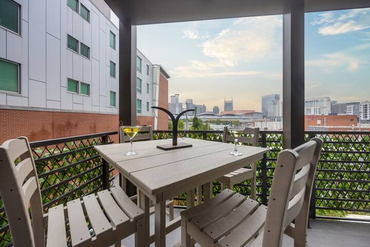 Hyve – Cowgirl Twirl -Walk to Broadway -Pool & Gym gallery image 3