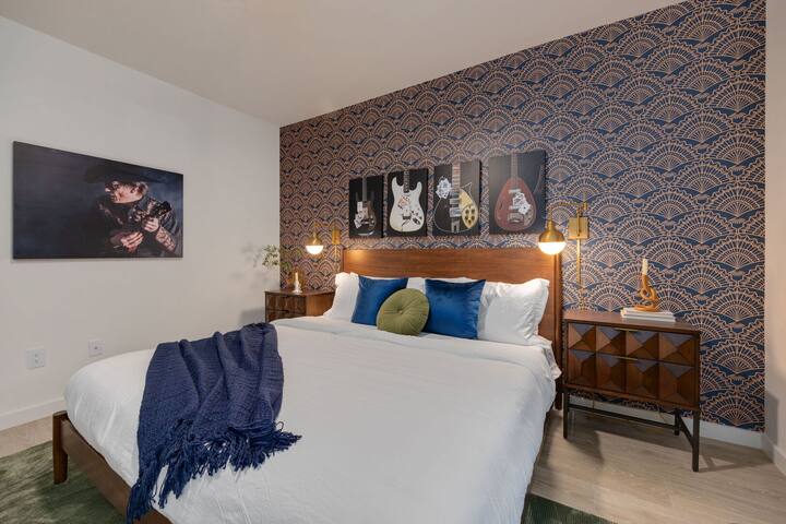 Hyve – Cowgirl Twirl -Walk to Broadway -Pool & Gym gallery image 2