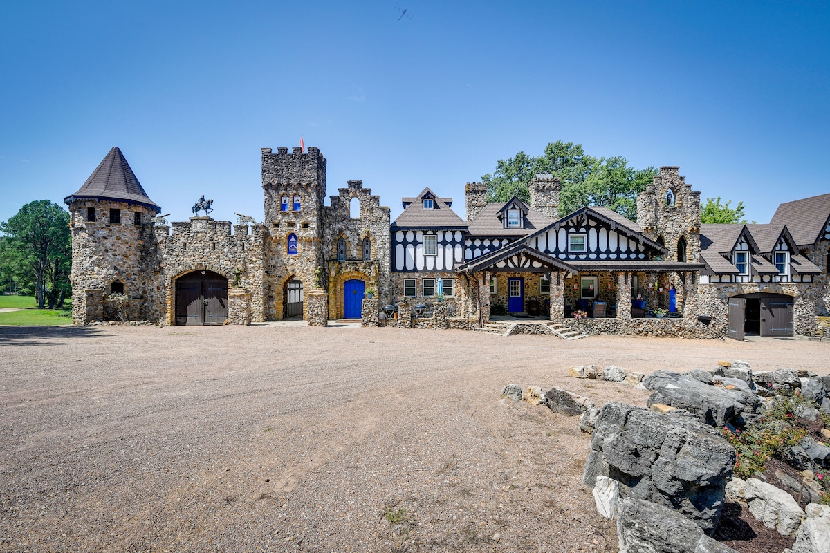 Missouri Castle w/ Private Lake, Pool & 100 Acres! - Houses for