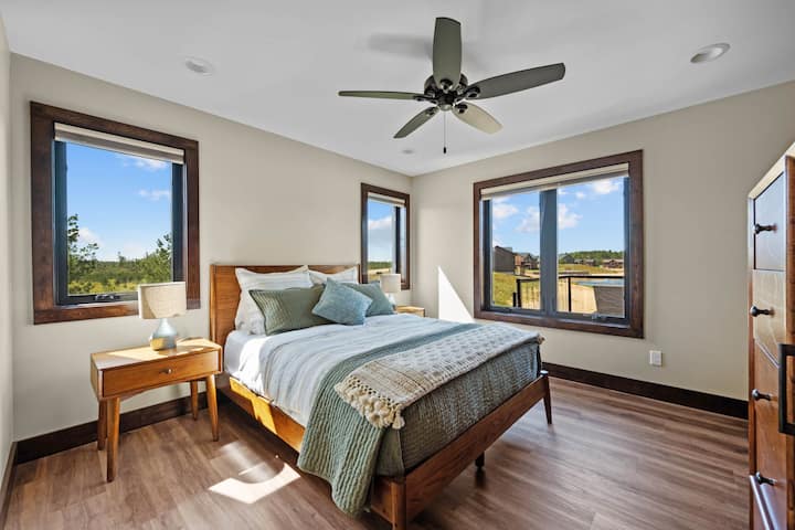 WisCottage on Beach Lake Wisconsin a DI4Y Vacation Rental 2nd bedroom  Lake View, 43 inch TV