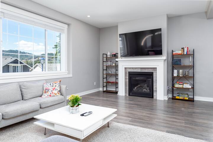 Modern Oasis: Serene Retreat 10 Mins from Ocean gallery image 3