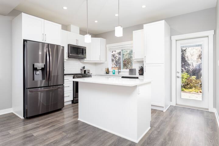 Modern Oasis: Serene Retreat 10 Mins from Ocean gallery image 5