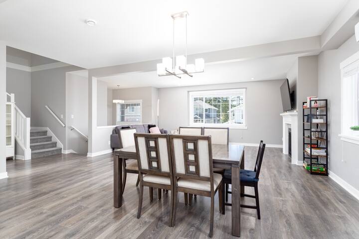 Modern Oasis: Serene Retreat 10 Mins from Ocean gallery image 4