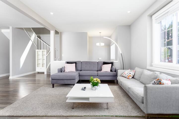 Modern Oasis: Serene Retreat 10 Mins from Ocean gallery image 2