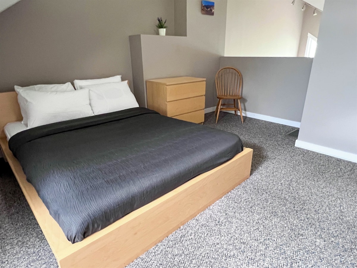 Cama tamaño queen en loft