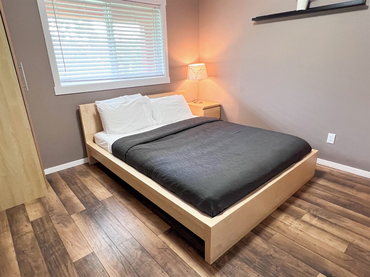 Cama tamaño queen l Main Floor