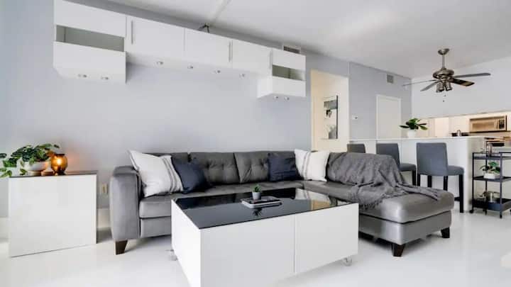 Chic Penthouse: 3br | Pool | Gym| 2 Parking Spots - Miami, FL