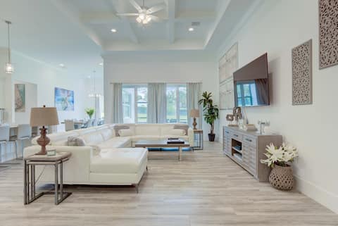 7 min to Beach ~ Bikes ~ Outdoor Dining Area